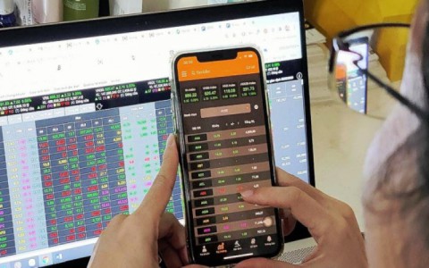 Tiền ồ ạt đổ vào chứng khoán, nên mừng hay lo?